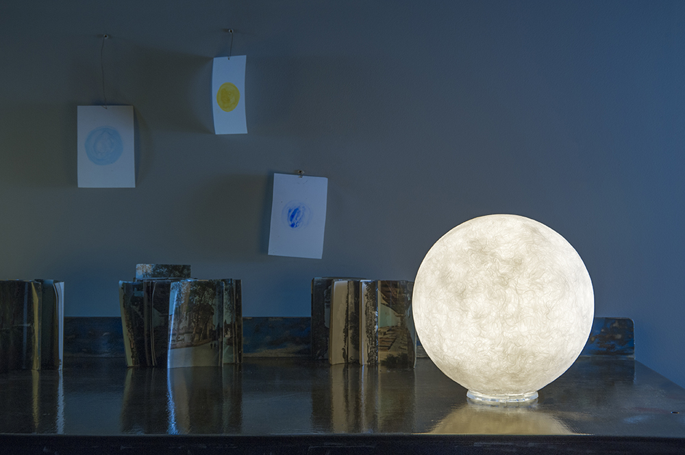 Lampada Da Tavolo T.Moon 2 In-Es Artdesign Collezione Luna Colore Bianco Dimensione  Diam. Ø 35 Cm
